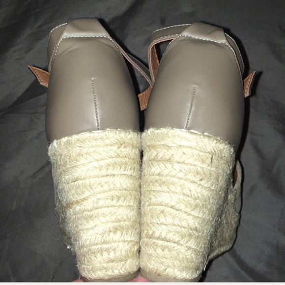 Steve Madden Taupe Suede wedge sandal *firm price* - Picture 7 of 8